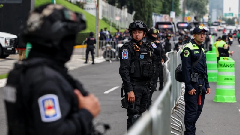 Petugas kepolisian bersiaga di sekitar hotel tempat Timnas Inggris menginap di Mexico City sebelum kedatangan skuad The Three Lions jelang laga babak 16 besar Piala Dunia 2026 melawan Meksiko. (Foto: Reuters)