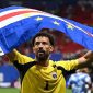 Kiper Tanjung Verde, Vozinha, mengangkat bendera negaranya usai pertandingan melawan Argentina pada babak 32 besar Piala Dunia 2026 di Miami. Meski kalah dramatis 2-3, penampilan heroik Blue Sharks sukses mencuri perhatian dunia sepak bola. (Foto: BBC/Getty Images)