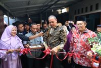 Wali Kota Bekasi Tri Adhianto melakukan prosesi pengguntingan pita saat meresmikan rumah penerima Program Bantuan Rumah Tidak Layak Huni (Rutilahu) di Kecamatan Pondok Gede, Sabtu (4/7/2026). Program ini menjadi bagian dari komitmen Pemerintah Kota Bekasi dalam menyediakan hunian yang layak, aman, dan nyaman bagi masyarakat kurang mampu.