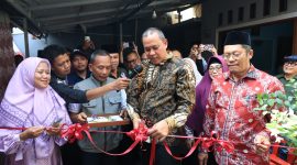 Wali Kota Bekasi Tri Adhianto melakukan prosesi pengguntingan pita saat meresmikan rumah penerima Program Bantuan Rumah Tidak Layak Huni (Rutilahu) di Kecamatan Pondok Gede, Sabtu (4/7/2026). Program ini menjadi bagian dari komitmen Pemerintah Kota Bekasi dalam menyediakan hunian yang layak, aman, dan nyaman bagi masyarakat kurang mampu.