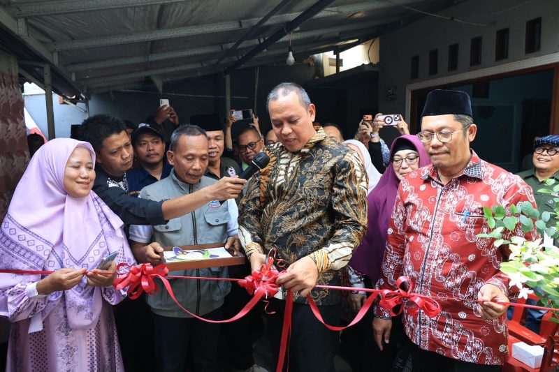 Wali Kota Bekasi Tri Adhianto melakukan prosesi pengguntingan pita saat meresmikan rumah penerima Program Bantuan Rumah Tidak Layak Huni (Rutilahu) di Kecamatan Pondok Gede, Sabtu (4/7/2026). Program ini menjadi bagian dari komitmen Pemerintah Kota Bekasi dalam menyediakan hunian yang layak, aman, dan nyaman bagi masyarakat kurang mampu.