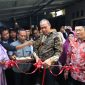Wali Kota Bekasi Tri Adhianto melakukan prosesi pengguntingan pita saat meresmikan rumah penerima Program Bantuan Rumah Tidak Layak Huni (Rutilahu) di Kecamatan Pondok Gede, Sabtu (4/7/2026). Program ini menjadi bagian dari komitmen Pemerintah Kota Bekasi dalam menyediakan hunian yang layak, aman, dan nyaman bagi masyarakat kurang mampu.