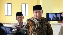 Wali Kota Bekasi Tri Adhianto memberikan keterangan kepada awak media usai meresmikan Gedung Islamic Center Jamiyyatul Ulama Jatisari di Kelurahan Jatisari, Kecamatan Jatiasih, Sabtu (4/7/2026). Peresmian gedung tersebut diharapkan memperkuat syiar Islam, pembinaan umat, serta menjadi pusat kegiatan keagamaan dan sosial bagi masyarakat Kota Bekasi.