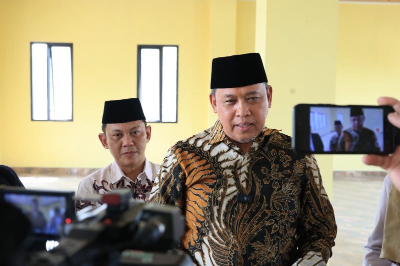 Wali Kota Bekasi Tri Adhianto memberikan keterangan kepada awak media usai meresmikan Gedung Islamic Center Jamiyyatul Ulama Jatisari di Kelurahan Jatisari, Kecamatan Jatiasih, Sabtu (4/7/2026). Peresmian gedung tersebut diharapkan memperkuat syiar Islam, pembinaan umat, serta menjadi pusat kegiatan keagamaan dan sosial bagi masyarakat Kota Bekasi.
