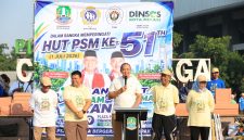 Wali Kota Bekasi Tri Adhianto memberikan sambutan saat menghadiri peringatan Hari Ulang Tahun (HUT) ke-51 Pekerja Sosial Masyarakat (PSM) Kota Bekasi di Plaza Patriot Candrabhaga, Minggu (5/7/2026). Kegiatan yang diisi jalan sehat dan senam bersama tersebut diikuti ratusan lansia, relawan sosial, serta masyarakat sebagai bentuk apresiasi terhadap pengabdian PSM sekaligus mendorong gaya hidup sehat bagi warga lanjut usia.