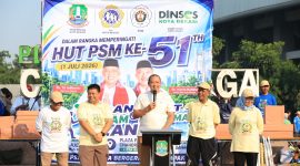 Wali Kota Bekasi Tri Adhianto memberikan sambutan saat menghadiri peringatan Hari Ulang Tahun (HUT) ke-51 Pekerja Sosial Masyarakat (PSM) Kota Bekasi di Plaza Patriot Candrabhaga, Minggu (5/7/2026). Kegiatan yang diisi jalan sehat dan senam bersama tersebut diikuti ratusan lansia, relawan sosial, serta masyarakat sebagai bentuk apresiasi terhadap pengabdian PSM sekaligus mendorong gaya hidup sehat bagi warga lanjut usia.