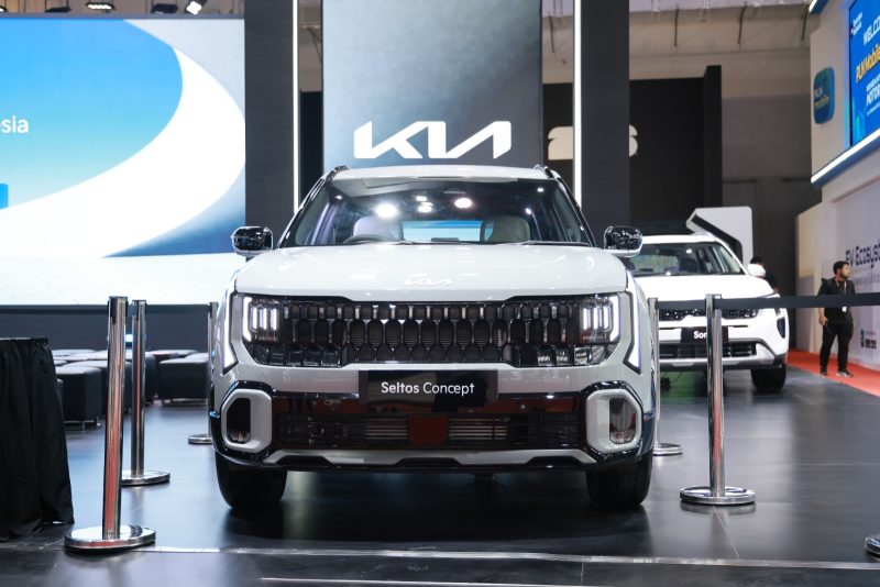 Kia Seltos Concept tampil di ajang pameran otomotif dengan mengusung desain SUV modern yang lebih tegas, dipadukan teknologi dan fitur premium sebagai gambaran arah pengembangan SUV Kia untuk pasar global.