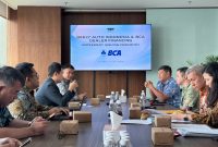 Perwakilan Geely Auto Indonesia dan PT Bank Central Asia Tbk (BCA) menggelar pertemuan usai penandatanganan kerja sama fasilitas pembiayaan diler di Jakarta, Senin (13/7/2026). Kolaborasi ini mendukung ekspansi jaringan diler Geely dan memperkuat layanan bagi konsumen di Indonesia.