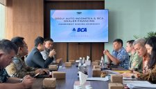 Perwakilan Geely Auto Indonesia dan PT Bank Central Asia Tbk (BCA) menggelar pertemuan usai penandatanganan kerja sama fasilitas pembiayaan diler di Jakarta, Senin (13/7/2026). Kolaborasi ini mendukung ekspansi jaringan diler Geely dan memperkuat layanan bagi konsumen di Indonesia.