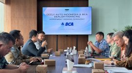 Perwakilan Geely Auto Indonesia dan PT Bank Central Asia Tbk (BCA) menggelar pertemuan usai penandatanganan kerja sama fasilitas pembiayaan diler di Jakarta, Senin (13/7/2026). Kolaborasi ini mendukung ekspansi jaringan diler Geely dan memperkuat layanan bagi konsumen di Indonesia.