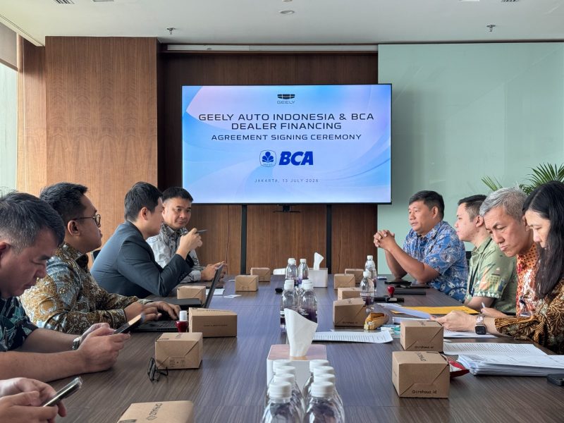 Perwakilan Geely Auto Indonesia dan PT Bank Central Asia Tbk (BCA) menggelar pertemuan usai penandatanganan kerja sama fasilitas pembiayaan diler di Jakarta, Senin (13/7/2026). Kolaborasi ini mendukung ekspansi jaringan diler Geely dan memperkuat layanan bagi konsumen di Indonesia.