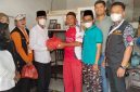 Pengurus RW 017 Desa Jejalenjaya bersama Kepala Desa Jejalenjaya, para ketua RT, dan petugas Sensus Ekonomi 2026 menyerahkan bantuan paket sembako kepada warga yang membutuhkan di Kecamatan Tambun Utara, Kabupaten Bekasi, Minggu (19/7/2026).