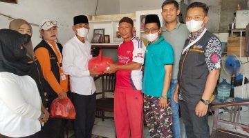Pengurus RW 017 Desa Jejalenjaya bersama Kepala Desa Jejalenjaya, para ketua RT, dan petugas Sensus Ekonomi 2026 menyerahkan bantuan paket sembako kepada warga yang membutuhkan di Kecamatan Tambun Utara, Kabupaten Bekasi, Minggu (19/7/2026).