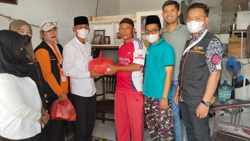 Pengurus RW 017 Desa Jejalenjaya bersama Kepala Desa Jejalenjaya, para ketua RT, dan petugas Sensus Ekonomi 2026 menyerahkan bantuan paket sembako kepada warga yang membutuhkan di Kecamatan Tambun Utara, Kabupaten Bekasi, Minggu (19/7/2026).