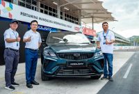 Jajaran manajemen Geely Auto Indonesia berfoto bersama Geely Coolray di Pertamina Mandalika International Circuit, Lombok. SUV bermesin bensin (ICE) pertama Geely di Indonesia ini resmi memasuki masa pre-book menjelang peluncuran harga pada GIIAS 2026.