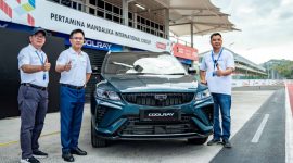 Jajaran manajemen Geely Auto Indonesia berfoto bersama Geely Coolray di Pertamina Mandalika International Circuit, Lombok. SUV bermesin bensin (ICE) pertama Geely di Indonesia ini resmi memasuki masa pre-book menjelang peluncuran harga pada GIIAS 2026.