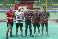 Peserta berfoto bersama usai mengikuti Turnamen Badminton Badminclub Internal Challenge yang didukung Maxim di GOR Bandung. Ajang ini menjadi wadah mempererat silaturahmi antaranggota komunitas sekaligus mendorong semangat hidup sehat melalui olahraga bulu tangkis.