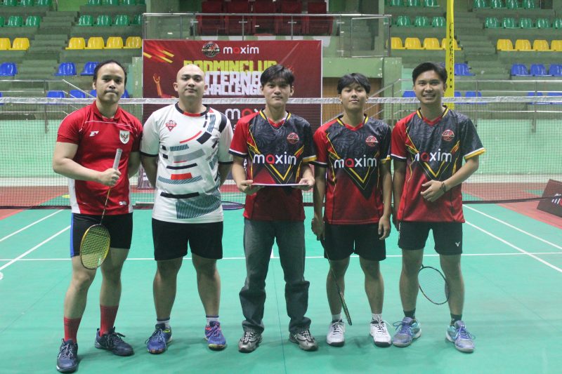 Peserta berfoto bersama usai mengikuti Turnamen Badminton Badminclub Internal Challenge yang didukung Maxim di GOR Bandung. Ajang ini menjadi wadah mempererat silaturahmi antaranggota komunitas sekaligus mendorong semangat hidup sehat melalui olahraga bulu tangkis.