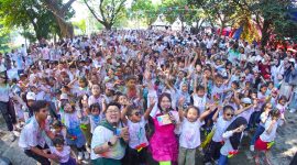 Ratusan anak bersama orang tua memadati Kids Color Party 2026 di Lippo Mall Cikarang dalam rangka memperingati Hari Anak Nasional. FOX Lite Hotel Cikarang turut memeriahkan acara melalui booth interaktif, sajian kuliner, aktivasi Ascott Star Rewards (ASR), serta pembagian berbagai hadiah menarik.