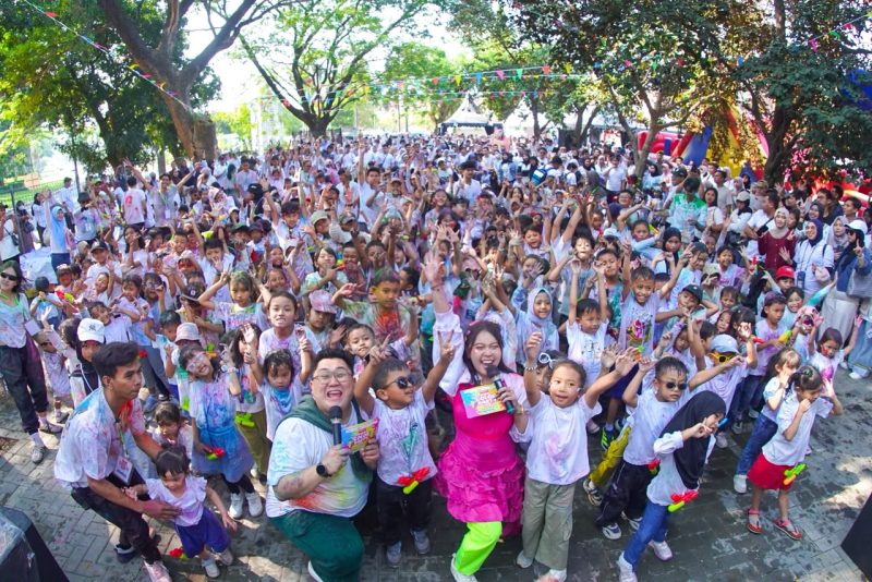 Ratusan anak bersama orang tua memadati Kids Color Party 2026 di Lippo Mall Cikarang dalam rangka memperingati Hari Anak Nasional. FOX Lite Hotel Cikarang turut memeriahkan acara melalui booth interaktif, sajian kuliner, aktivasi Ascott Star Rewards (ASR), serta pembagian berbagai hadiah menarik.