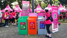 SMARTFREN Run 2026 menerapkan konsep Zero Waste to Landfill dengan menyediakan tempat sampah terpilah di area acara. Seluruh sampah dikelola bersama Waste4Change sehingga 100 persen tidak berakhir di Tempat Pemrosesan Akhir (TPA).