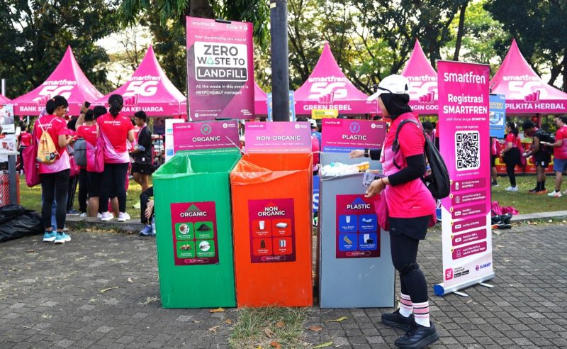 SMARTFREN Run 2026 menerapkan konsep Zero Waste to Landfill dengan menyediakan tempat sampah terpilah di area acara. Seluruh sampah dikelola bersama Waste4Change sehingga 100 persen tidak berakhir di Tempat Pemrosesan Akhir (TPA).
