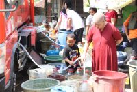 Petugas BPBD Kabupaten Bekasi bersama PMI menyalurkan bantuan air bersih kepada warga terdampak kekeringan di salah satu desa di Kabupaten Bekasi. Hingga 12 Juli 2026, sebanyak 575.000 liter air bersih telah didistribusikan ke 20 titik di enam desa untuk memenuhi kebutuhan 2.416 kepala keluarga terdampak.