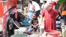 Petugas BPBD Kabupaten Bekasi bersama PMI menyalurkan bantuan air bersih kepada warga terdampak kekeringan di salah satu desa di Kabupaten Bekasi. Hingga 12 Juli 2026, sebanyak 575.000 liter air bersih telah didistribusikan ke 20 titik di enam desa untuk memenuhi kebutuhan 2.416 kepala keluarga terdampak.