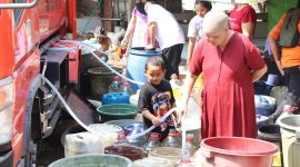 Petugas BPBD Kabupaten Bekasi bersama PMI menyalurkan bantuan air bersih kepada warga terdampak kekeringan di salah satu desa di Kabupaten Bekasi. Hingga 12 Juli 2026, sebanyak 575.000 liter air bersih telah didistribusikan ke 20 titik di enam desa untuk memenuhi kebutuhan 2.416 kepala keluarga terdampak.