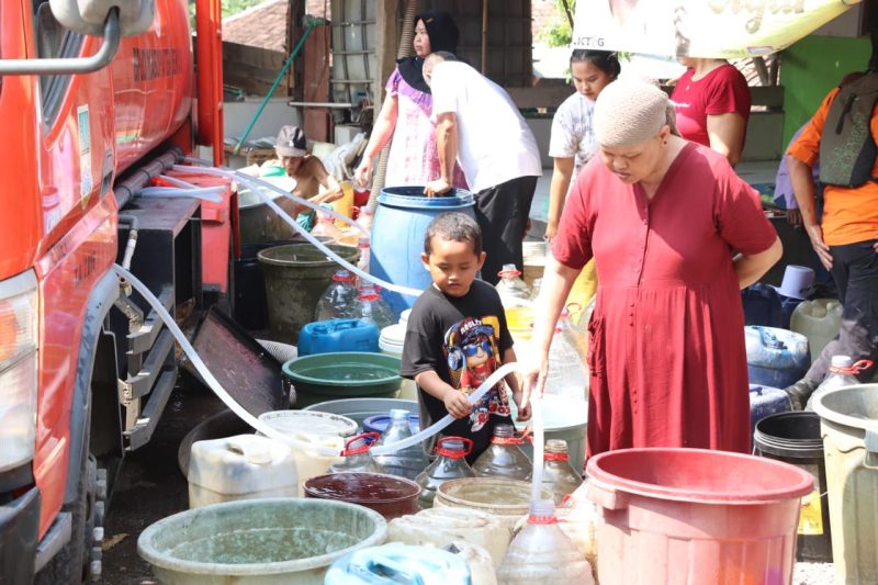 Petugas BPBD Kabupaten Bekasi bersama PMI menyalurkan bantuan air bersih kepada warga terdampak kekeringan di salah satu desa di Kabupaten Bekasi. Hingga 12 Juli 2026, sebanyak 575.000 liter air bersih telah didistribusikan ke 20 titik di enam desa untuk memenuhi kebutuhan 2.416 kepala keluarga terdampak.