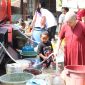 Petugas BPBD Kabupaten Bekasi bersama PMI menyalurkan bantuan air bersih kepada warga terdampak kekeringan di salah satu desa di Kabupaten Bekasi. Hingga 12 Juli 2026, sebanyak 575.000 liter air bersih telah didistribusikan ke 20 titik di enam desa untuk memenuhi kebutuhan 2.416 kepala keluarga terdampak.