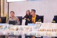Penyidik Polda Metro Jaya bersama Mabes Polri memberikan keterangan pers terkait perkembangan penyidikan dugaan tindak pidana korupsi dan tindak pidana pencucian uang (TPPU) di Mapolda Metro Jaya, Jumat (10/7/2026). Dalam kesempatan itu, penyidik memperlihatkan barang bukti berupa uang tunai, emas batangan, dokumen, dan perangkat elektronik hasil penggeledahan. Foto: Istimewa.