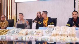Penyidik Polda Metro Jaya bersama Mabes Polri memberikan keterangan pers terkait perkembangan penyidikan dugaan tindak pidana korupsi dan tindak pidana pencucian uang (TPPU) di Mapolda Metro Jaya, Jumat (10/7/2026). Dalam kesempatan itu, penyidik memperlihatkan barang bukti berupa uang tunai, emas batangan, dokumen, dan perangkat elektronik hasil penggeledahan. Foto: Istimewa.