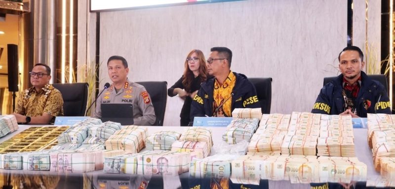 Penyidik Polda Metro Jaya bersama Mabes Polri memberikan keterangan pers terkait perkembangan penyidikan dugaan tindak pidana korupsi dan tindak pidana pencucian uang (TPPU) di Mapolda Metro Jaya, Jumat (10/7/2026). Dalam kesempatan itu, penyidik memperlihatkan barang bukti berupa uang tunai, emas batangan, dokumen, dan perangkat elektronik hasil penggeledahan. Foto: Istimewa.