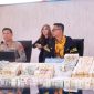 Penyidik Polda Metro Jaya bersama Mabes Polri memberikan keterangan pers terkait perkembangan penyidikan dugaan tindak pidana korupsi dan tindak pidana pencucian uang (TPPU) di Mapolda Metro Jaya, Jumat (10/7/2026). Dalam kesempatan itu, penyidik memperlihatkan barang bukti berupa uang tunai, emas batangan, dokumen, dan perangkat elektronik hasil penggeledahan. Foto: Istimewa.
