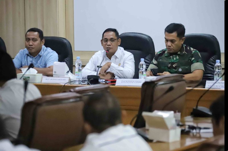 Plt Bupati Bekasi, dr. Asep Surya Atmaja, memimpin rapat koordinasi persiapan Pilkades Serentak 2026 bersama unsur Forkopimda, perangkat daerah, dan instansi terkait di Kompleks Pemerintah Kabupaten Bekasi, Cikarang Pusat, Rabu (8/7/2026).