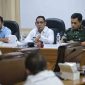 Plt Bupati Bekasi, dr. Asep Surya Atmaja, memimpin rapat koordinasi persiapan Pilkades Serentak 2026 bersama unsur Forkopimda, perangkat daerah, dan instansi terkait di Kompleks Pemerintah Kabupaten Bekasi, Cikarang Pusat, Rabu (8/7/2026).