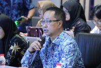 Kepala Diskominfosantik Kabupaten Bekasi, Yan Yan Akhmad Kurnia, menyampaikan paparan saat mengikuti sesi Interview Evaluasi Penyelenggaraan Statistik Sektoral (EPSS) Tahun 2026 bersama Tim Penilai Badan Pusat Statistik (BPS) Provinsi Jawa Barat secara virtual di Ruang Command Center Pemkab Bekasi, Cikarang Pusat, Kamis (9/7/2026).