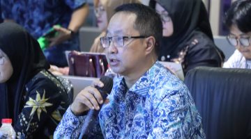 Kepala Diskominfosantik Kabupaten Bekasi, Yan Yan Akhmad Kurnia, menyampaikan paparan saat mengikuti sesi Interview Evaluasi Penyelenggaraan Statistik Sektoral (EPSS) Tahun 2026 bersama Tim Penilai Badan Pusat Statistik (BPS) Provinsi Jawa Barat secara virtual di Ruang Command Center Pemkab Bekasi, Cikarang Pusat, Kamis (9/7/2026).