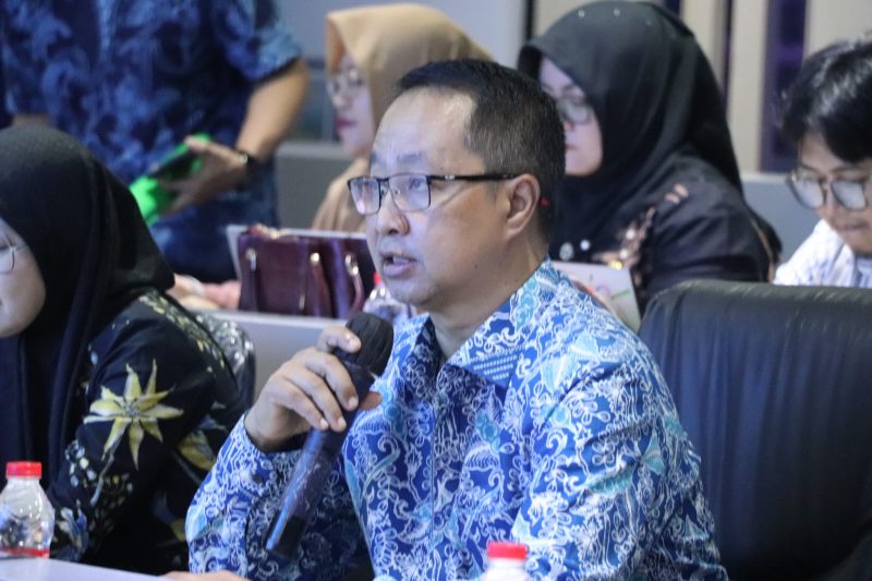Kepala Diskominfosantik Kabupaten Bekasi, Yan Yan Akhmad Kurnia, menyampaikan paparan saat mengikuti sesi Interview Evaluasi Penyelenggaraan Statistik Sektoral (EPSS) Tahun 2026 bersama Tim Penilai Badan Pusat Statistik (BPS) Provinsi Jawa Barat secara virtual di Ruang Command Center Pemkab Bekasi, Cikarang Pusat, Kamis (9/7/2026).