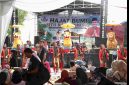 Warga menyaksikan pertunjukan seni budaya dalam rangka Hajat Bumi Situ Rawabinong di Desa Hegarmukti, Kecamatan Cikarang Pusat, Kabupaten Bekasi, Sabtu (11/7/2026).