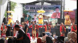 Warga menyaksikan pertunjukan seni budaya dalam rangka Hajat Bumi Situ Rawabinong di Desa Hegarmukti, Kecamatan Cikarang Pusat, Kabupaten Bekasi, Sabtu (11/7/2026).