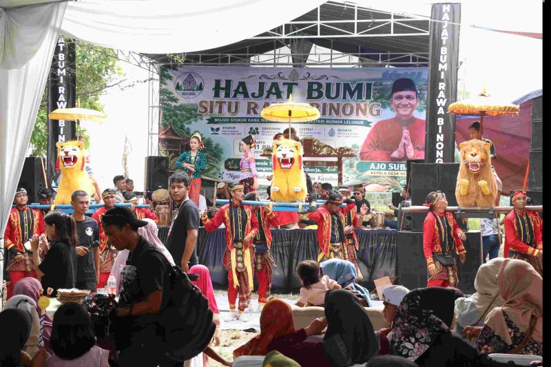 Warga menyaksikan pertunjukan seni budaya dalam rangka Hajat Bumi Situ Rawabinong di Desa Hegarmukti, Kecamatan Cikarang Pusat, Kabupaten Bekasi, Sabtu (11/7/2026).