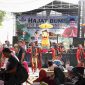 Warga menyaksikan pertunjukan seni budaya dalam rangka Hajat Bumi Situ Rawabinong di Desa Hegarmukti, Kecamatan Cikarang Pusat, Kabupaten Bekasi, Sabtu (11/7/2026).