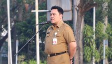 Kepala Bappeda Kabupaten Bekasi, Dwi Sigit Andrian, memberikan amanat saat apel pagi Aparatur Sipil Negara (ASN) di Plaza Pemerintah Kabupaten Bekasi, Cikarang Pusat, Senin (13/7/2026). Dalam arahannya, ia meminta seluruh perangkat daerah menyusun program pembangunan yang berbasis data, tepat sasaran, dan selaras dengan visi Kabupaten Bekasi Bangkit, Maju, Sejahtera.