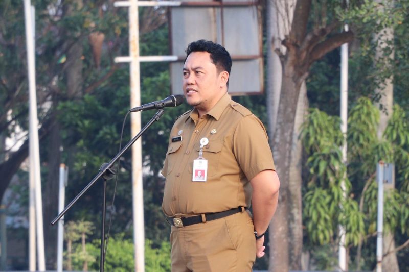 Kepala Bappeda Kabupaten Bekasi, Dwi Sigit Andrian, memberikan amanat saat apel pagi Aparatur Sipil Negara (ASN) di Plaza Pemerintah Kabupaten Bekasi, Cikarang Pusat, Senin (13/7/2026). Dalam arahannya, ia meminta seluruh perangkat daerah menyusun program pembangunan yang berbasis data, tepat sasaran, dan selaras dengan visi Kabupaten Bekasi Bangkit, Maju, Sejahtera.