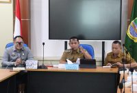 Plt. Bupati Bekasi dr. Asep Surya Atmaja memimpin rapat pembahasan regulasi Pemilihan Kepala Desa (Pilkades) Serentak 2026 bersama jajaran Pemerintah Kabupaten Bekasi, Forkopimda, dan narasumber dari Kementerian Hukum di Ruang Rapat Wakil Bupati, Kompleks Pemkab Bekasi, Cikarang Pusat, Senin (13/7/2026).