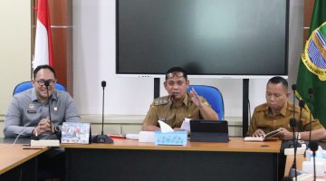Plt. Bupati Bekasi dr. Asep Surya Atmaja memimpin rapat pembahasan regulasi Pemilihan Kepala Desa (Pilkades) Serentak 2026 bersama jajaran Pemerintah Kabupaten Bekasi, Forkopimda, dan narasumber dari Kementerian Hukum di Ruang Rapat Wakil Bupati, Kompleks Pemkab Bekasi, Cikarang Pusat, Senin (13/7/2026).