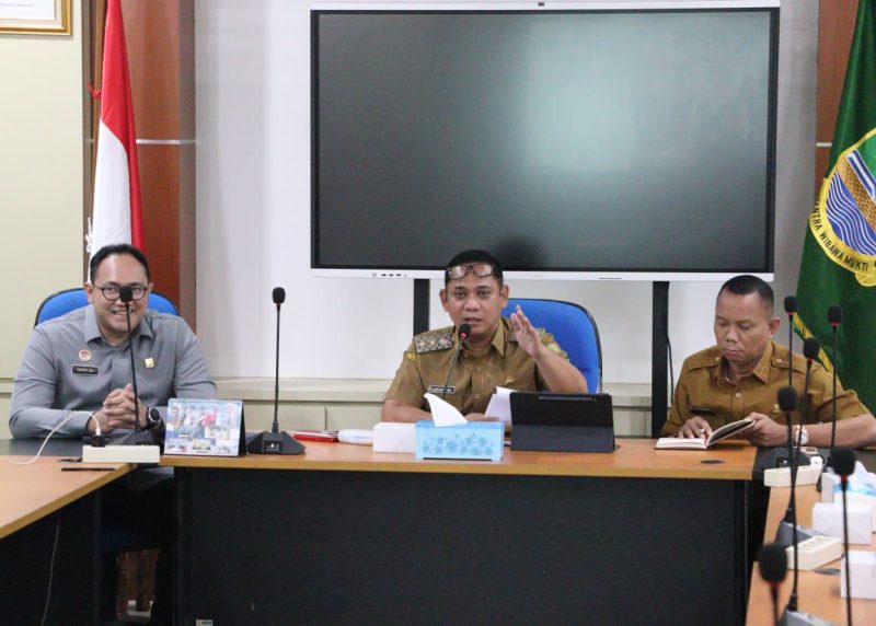 Plt. Bupati Bekasi dr. Asep Surya Atmaja memimpin rapat pembahasan regulasi Pemilihan Kepala Desa (Pilkades) Serentak 2026 bersama jajaran Pemerintah Kabupaten Bekasi, Forkopimda, dan narasumber dari Kementerian Hukum di Ruang Rapat Wakil Bupati, Kompleks Pemkab Bekasi, Cikarang Pusat, Senin (13/7/2026).