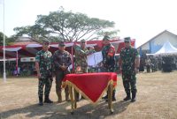 Plt. Bupati Bekasi dr. Asep Surya Atmaja menyerahkan dokumen Program TNI Manunggal Membangun Desa (TMMD) ke-129 kepada unsur TNI saat upacara pembukaan TMMD Tahun Anggaran 2026 di Lapangan Kecamatan Cibarusah, Kabupaten Bekasi, Selasa (15/7/2026). Program ini bertujuan mempercepat pemerataan pembangunan dan meningkatkan kesejahteraan masyarakat, khususnya di wilayah selatan Kabupaten Bekasi.